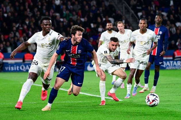 FOOTBALL : PSG vs Nice - Ligue 1 - 25 04 2025 Youssuf NDAYISHIMIYE ( 55 - Nice ) and Joao Pedro Goncalves Neves ( 87 - PSG ) during the Ligue 1 match between Paris Saint Germain and OGC Nice at Parc Des Princes on April 25 , 2025 in Paris, France. ( Photo by Dante Badano PsnewZ ) - ParisFrance  Copyright: xDantexBadanox