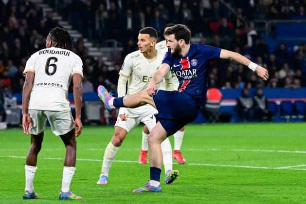 FOOTBALL : PSG vs Nice - Ligue 1 - 25 04 2025 Khvicha Kvaratskhelia ( 7 - PSG ) during the Ligue 1 match between Paris Saint Germain and OGC Nice at Parc Des Princes on April 25 , 2025 in Paris, France. ( Photo by Dante Badano PsnewZ ) - ParisFrance  Copyright: xDantexBadanox