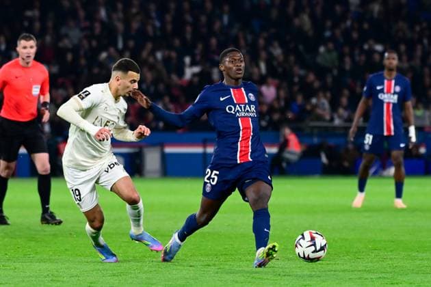 FOOTBALL : PSG vs Nice - Ligue 1 - 25 04 2025 TAVARES Nuno MENDES ( 25 - PSG ) and Badredine Bouanani ( 19 - Nice ) during the Ligue 1 match between Paris Saint Germain and OGC Nice at Parc Des Princes on April 25 , 2025 in Paris, France. ( Photo by Dante Badano PsnewZ ) - ParisFrance  Copyright: xDantexBadanox