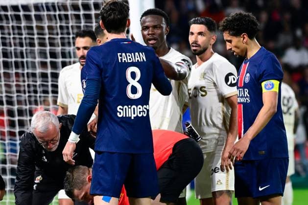 FOOTBALL : PSG vs Nice - Ligue 1 - 25 04 2025 Tempers flare between Fabian Ruiz ( 8 - PSG ) and Youssuf NDAYISHIMIYE ( 55 - Nice ) during the Ligue 1 match between Paris Saint Germain and OGC Nice at Parc Des Princes on April 25 , 2025 in Paris, France. ( Photo by Dante Badano PsnewZ ) - ParisFrance  Copyright: xDantexBadanox