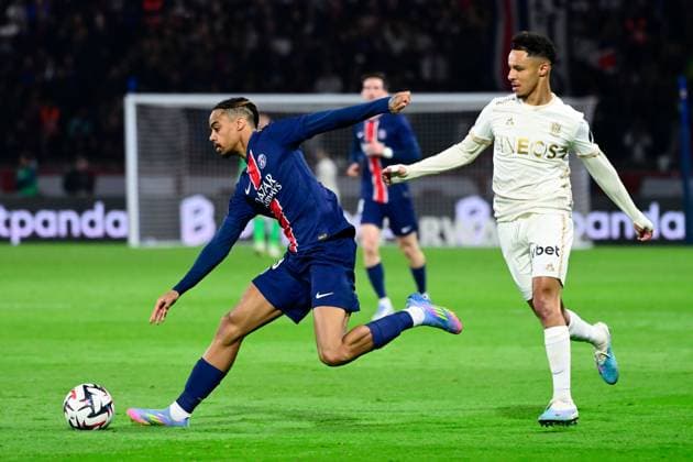 FOOTBALL : PSG vs Nice - Ligue 1 - 25 04 2025 Bradley Barcola ( 29 - PSG ) and Sofiane DIOP ( 10 - Nice ) during the Ligue 1 match between Paris Saint Germain and OGC Nice at Parc Des Princes on April 25 , 2025 in Paris, France. ( Photo by Dante Badano PsnewZ ) - ParisFrance  Copyright: xDantexBadanox