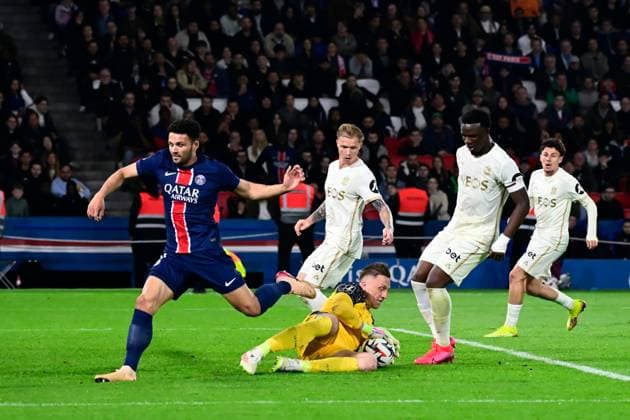 FOOTBALL : PSG vs Nice - Ligue 1 - 25 04 2025 Goncalo Ramos ( 9 - PSG ) and Marcin BULKA ( 1 - Nice ) during the Ligue 1 match between Paris Saint Germain and OGC Nice at Parc Des Princes on April 25 , 2025 in Paris, France. ( Photo by Dante Badano PsnewZ ) - ParisFrance  Copyright: xDantexBadanox