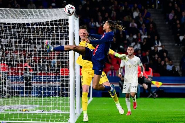 FOOTBALL : PSG vs Nice - Ligue 1 - 25 04 2025 Marcin BULKA ( 1 - Nice ) and Bradley Barcola ( 29 - PSG ) during the Ligue 1 match between Paris Saint Germain and OGC Nice at Parc Des Princes on April 25 , 2025 in Paris, France. ( Photo by Dante Badano PsnewZ ) - ParisFrance  Copyright: xDantexBadanox