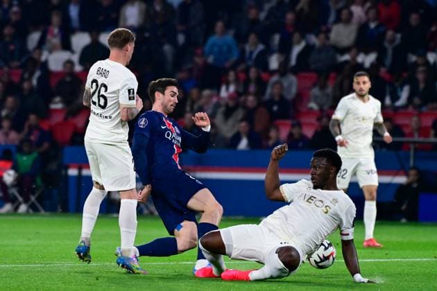 FOOTBALL : PSG vs Nice - Ligue 1 - 25 04 2025 Fabian Ruiz ( 8 - PSG ) and Youssuf NDAYISHIMIYE ( 55 - Nice ) during the Ligue 1 match between Paris Saint Germain and OGC Nice at Parc Des Princes on April 25 , 2025 in Paris, France. ( Photo by Dante Badano PsnewZ ) - ParisFrance  Copyright: xDantexBadanox