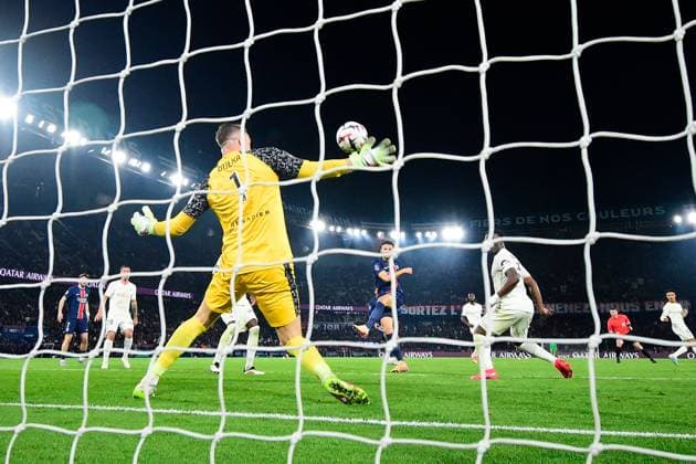FOOTBALL : PSG vs Nice - Ligue 1 - 25 04 2025 Photo taken with a remote camera - Goncalo Ramos ( 9 - PSG ) and Marcin BULKA ( 1 - Nice ) during the Ligue 1 match between Paris Saint Germain and OGC Nice at Parc Des Princes on April 25 , 2025 in Paris, France. ( Photo by Dante Badano PsnewZ ) - ParisFrance  Copyright: xDantexBadanox