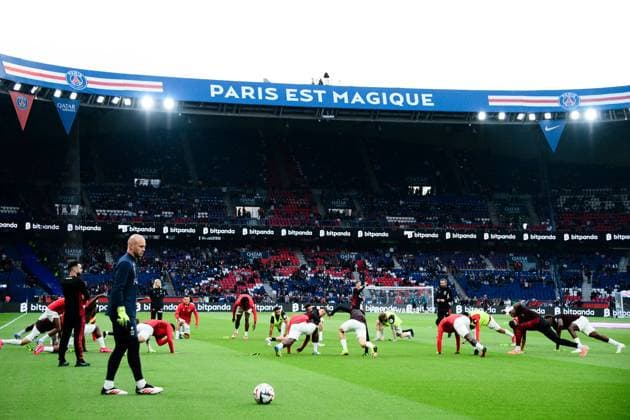 FOOTBALL : PSG vs Nice - Ligue 1 - 25 04 2025 Nice players warm up prior to the Ligue 1 match between Paris Saint Germain and OGC Nice at Parc Des Princes on April 25 , 2025 in Paris, France. ( Photo by Dante Badano PsnewZ ) - ParisFrance  Copyright: xDantexBadanox