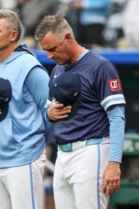 MLB, Baseball Herren, USA 2025: Astros Vs Royals APR 25 April 25, 2025: Kansas City Royals manager Matt Quatraro (33) stands for the the National Anthem before a game against the Houston Astros at Kauffman Stadium in Kansas City, MO. David Smith CSM (Credit Image: Â David Smith Cal Media) Kansas City Mo United States of America EDITORIAL USE ONLY Copyright: xx ZUMA-20250425_zma_c04_013.jpg DavidxSmithx csmphotothree378166