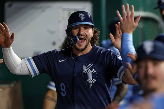 MLB, Baseball Herren, USA 2025: Astros Vs Royals APR 25 April 25, 2025: Kansas City Royals first baseman Vinnie Pasquantino (9) celebrates scoring a run with teammates on a sacrifice fly from Kansas City Royals right fielder Hunter Renfroe (16) during the sixth inning against the Houston Astros at Kauffman Stadium in Kansas City, MO. David Smith CSM (Credit Image: Â David Smith Cal Media) Kansas City Mo United States of America EDITORIAL USE ONLY Copyright: xx ZUMA-20250425_zma_c04_025.jpg DavidxSmithx csmphotothree378184
