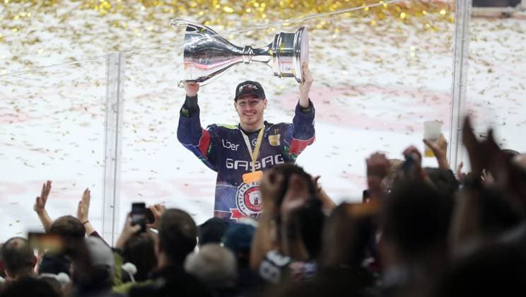 Sport Themen der Woche KW17 Sport Bilder des Tages Matej Leden mit Meisterpokal, Mannschaft der Eisbären Berlin sind Deutscher Meister Jubel Emotion Freude Eishockey Penny DEL Deutsche Eishockey Liga Finale Deutsche Meisterschaft Play Off 5. Spiel Saison 2024 2025 25.04.2025 EHC Eisbären Berlin EBB vs. Kölner Haie KEC *** Matej Leden with championship trophy, Eisbären Berlin team are German champions Jubel Emotion Freude Sport Eishockey Penny DEL Deutsche Eishockey Liga Finale Deutsche Meisterschaft Play Off 5 Spiel Saison 2024 2025 25 04 2025 EHC Eisbären Berlin EBB vs Kölner Haie KEC