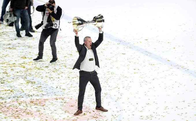 Trainer Serge Aubin mit Meisterpokal, Mannschaft der Eisbären Berlin sind Deutscher Meister Jubel Emotion Freude Eishockey Penny DEL Deutsche Eishockey Liga Finale Deutsche Meisterschaft Play Off 5. Spiel Saison 2024 2025 25.04.2025 EHC Eisbären Berlin EBB vs. Kölner Haie KEC *** Coach Serge Aubin with championship trophy, Eisbären Berlin team are German champions Jubel Emotion Freude Sport Eishockey Penny DEL Deutsche Eishockey Liga Finale Deutsche Meisterschaft Play Off 5 Spiel Saison 2024 2025 25 04 2025 EHC Eisbären Berlin EBB vs Kölner Haie KEC