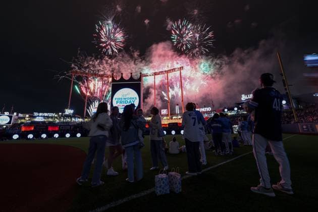 MLB, Baseball Herren, USA 2025: Astros Vs Royals APR 25 April 25, 2025: Kansas City Royals players and their families watch a fireworks show after the Royals defeated the Houston Astros 2-0 at Kauffman Stadium in Kansas City, MO. David Smith CSM (Credit Image: Â David Smith Cal Media) Kansas City Mo United States of America EDITORIAL USE ONLY Copyright: xx ZUMA-20250425_zma_c04_040.jpg DavidxSmithx csmphotothree378199