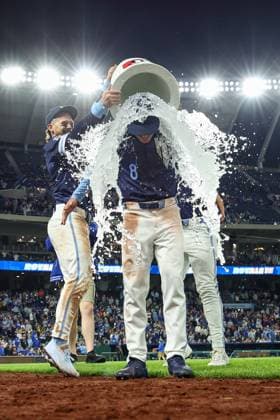 MLB, Baseball Herren, USA 2025: Astros Vs Royals APR 25 April 25, 2025: Kansas City Royals left fielder Drew Waters (8) is doused by Kansas City Royals shortstop Bobby Witt Jr. (7) and Kansas City Royals center fielder Kyle Isbel (28) after their 2-0 victory over the Houston Astros at Kauffman Stadium in Kansas City, MO. David Smith CSM (Credit Image: Â David Smith Cal Media) Kansas City Mo United States of America EDITORIAL USE ONLY Copyright: xx ZUMA-20250425_zma_c04_043.jpg DavidxSmithx csmphotothree378203