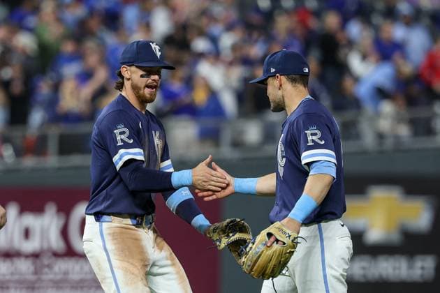 MLB, Baseball Herren, USA 2025: Astros Vs Royals APR 25 April 25, 2025: Kansas City Royals shortstop Bobby Witt Jr. (7), left, and Kansas City Royals second baseman Michael Massey (19) react to their 2-0 win over the Houston Astros at Kauffman Stadium in Kansas City, MO. David Smith CSM (Credit Image: Â David Smith Cal Media) Kansas City Mo United States of America EDITORIAL USE ONLY Copyright: xx ZUMA-20250425_zma_c04_050.jpg DavidxSmithx csmphotothree378206