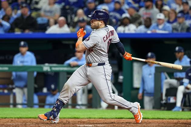 MLB, Baseball Herren, USA 2025: Astros Vs Royals APR 25 April 25, 2025: Houston Astros catcher Victor Caratini (17) hits a single against the Kansas City Royals during the eighth inning at Kauffman Stadium in Kansas City, MO. David Smith CSM (Credit Image: Â David Smith Cal Media) Kansas City Mo United States of America EDITORIAL USE ONLY Copyright: xx ZUMA-20250425_zma_c04_049.jpg DavidxSmithx csmphotothree378207