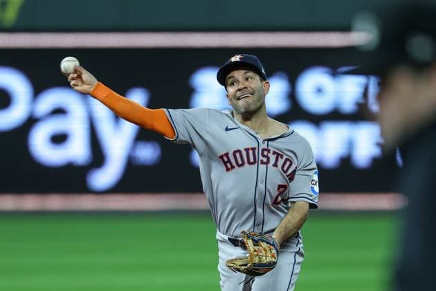 MLB, Baseball Herren, USA 2025: Astros Vs Royals APR 25 April 25, 2025: Houston Astros second baseman Jose Altuve (27) throws to first for the out on Kansas City Royals center fielder Kyle Isbel (28) during the seventh inning at Kauffman Stadium in Kansas City, MO. David Smith CSM (Credit Image: Â David Smith Cal Media) Kansas City Mo United States of America EDITORIAL USE ONLY Copyright: xx ZUMA-20250425_zma_c04_046.jpg DavidxSmithx csmphotothree378210