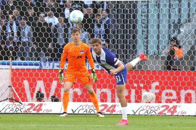 DEU, DFL, 2. FBL, Hertha BSC vs. 1.FC Magdeburg, 25.04.2025, Berliner Olympiastadion, Berlin, DEU, DFL, 2. FBL, Hertha BSC vs. 1.FC Magdeburg, im Bild Marton Dardai (Hertha BSC Berlin 31), Tjark Ernst (Hertha BSC Berlin 1) DFL - regulations prohibit any use of Photographs as image sequences and or quasi-video