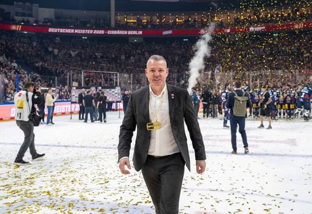 Eishockey, Herren, Saison 2024 2025, Penny DEL (Finale, Spiel 5), Eisbären Berlin - Kölner Haie (7:0), die Eisbären Berlin bejubeln den Gewinn der Deutschen Meisterschaft, Trainer Serge Aubin (Eisbären Berlin) mit Medaille, 25.04. 2025, *** Ice Hockey, Men, Season 2024 2025, Penny DEL Final, Game 5 , Eisbären Berlin Kölner Haie 7 0 , Eisbären Berlin celebrate winning the German Championship, Coach Serge Aubin Eisbären Berlin with medal, 25 04 2025, Copyright: xMatthiasxKochx