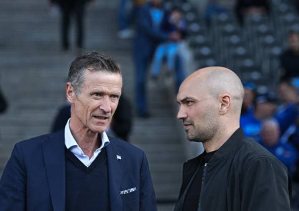 Fussball 2.Bundesliga, Hertha BSC Berlin - 1.FC Magdeburg 25.04.2025, xdanx, Fussball 2.Bundesliga, Hertha BSC Berlin - 1.FC Magdeburg v.l. Thomas E. Herrich (Hertha BSC Geschaeftsfuehrer), Sofian Chahed im Gespraech. (DFL DFB REGULATIONS PROHIBIT ANY USE OF PHOTOGRAPHS as IMAGE SEQUENCES and or QUASI-VIDEO) Daniel Lakomski Mix1Press Berlin Olympiastadion Berlin Deutschland (DEU)