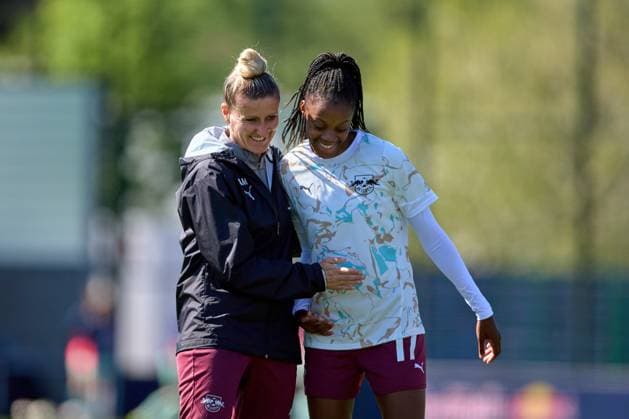 26.04.2025, GER, Frauenfußball, BL, 2024 2025, RB Leipzig - SGS Essen Anja Mittag (Co-Trainerin RB Leipzig, li.), Lydia Andrade (17, RB Leipzig), bei der Erwärmung, lächelnd, abklatschen Leipzig Trainingszentrum der Roten Bulle Sachsen Deutschland