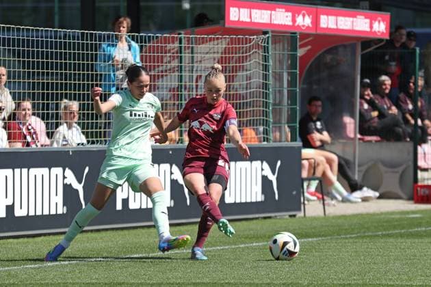 1. Bundesliga Frauen: RB Leipzig vs. SGS Essen, 26.04.25 Kassandra Potsi (28, SGS Essen) gegen Victoria Krug (20, RB Leipzig). Fußball, Google Pixel Frauen-Bundesliga, Saison 2024 2025, 20. Spieltag: RB Leipzig vs. SGS Essen am 26.04.25, RB-Akademie Cottaweg. DFB REGULATIONS PROHIBIT ANY USE OF PHOTOGRAPHS AS IMAGE SEQUENCES AND OR QUASI-VIDEO. Copyright: xBEAUTIFULxSPORTS JanxKaeferx
