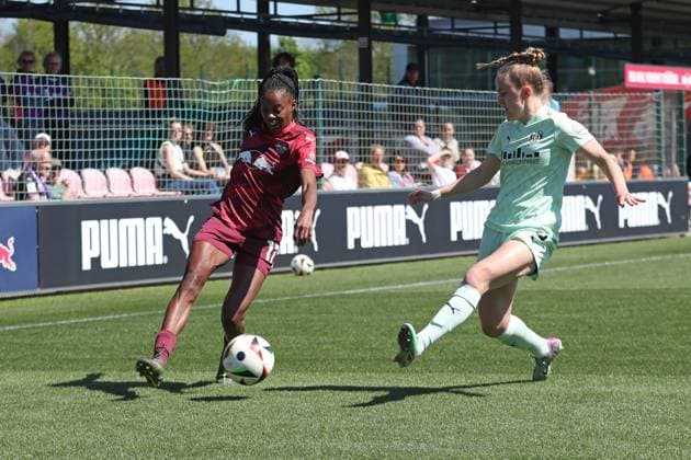 1. Bundesliga Frauen: RB Leipzig vs. SGS Essen, 26.04.25 Lydia Andrade (17, RB Leipzig) gegen Paula Flach (5, SGS Essen). Fußball, Google Pixel Frauen-Bundesliga, Saison 2024 2025, 20. Spieltag: RB Leipzig vs. SGS Essen am 26.04.25, RB-Akademie Cottaweg. DFB REGULATIONS PROHIBIT ANY USE OF PHOTOGRAPHS AS IMAGE SEQUENCES AND OR QUASI-VIDEO. Copyright: xBEAUTIFULxSPORTS JanxKaeferx
