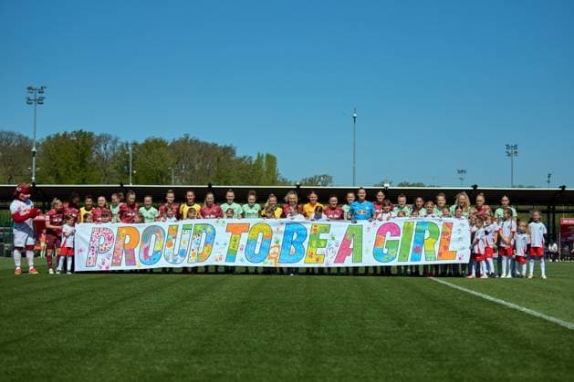 Sport Themen der Woche KW17 Sport Bilder des Tages 26.04.2025, GER, Frauenfußball, BL, 2024 2025, RB Leipzig - SGS Essen Mannschaften und Einlaufkinder mit Banner Proud to be a girl vorm Anpfiff Leipzig Trainingszentrum der Roten Bulle Sachsen Deutschland *** 26 04 2025, GER, Womens soccer, BL, 2024 2025, RB Leipzig SGS Essen Teams and run-in children with banner Proud to be a girl before kick-off Leipzig training center of the Red Bull Saxony Germany