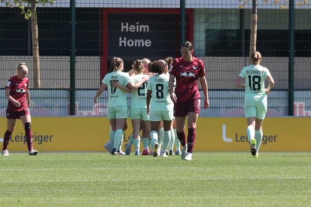 1. Bundesliga Frauen: RB Leipzig vs. SGS Essen, 26.04.25 Tor-Jubel bei der SGS Essen nach dem Treffer zur 0:1-Führung. Fußball, Google Pixel Frauen-Bundesliga, Saison 2024 2025, 20. Spieltag: RB Leipzig vs. SGS Essen am 26.04.25, RB-Akademie Cottaweg. DFB REGULATIONS PROHIBIT ANY USE OF PHOTOGRAPHS AS IMAGE SEQUENCES AND OR QUASI-VIDEO. Copyright: xBEAUTIFULxSPORTS JanxKaeferx