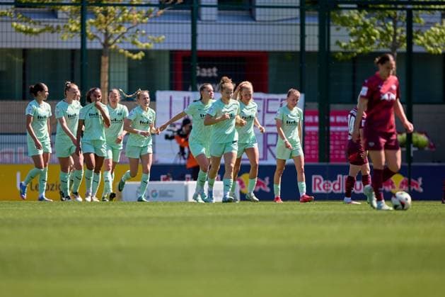 26.04.2025, GER, Frauenfußball, BL, 2024 2025, RB Leipzig - SGS Essen Mannschaft, SGS Essen, nach Führungstreffer, Jubel Leipzig Trainingszentrum der Roten Bulle Sachsen Deutschland
