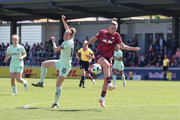 1. Bundesliga Frauen: RB Leipzig vs. SGS Essen, 26.04.25 Jaqueline Meißner (16, SGS Essen) gegen Marlene Müller (27, RB Leipzig). Fußball, Google Pixel Frauen-Bundesliga, Saison 2024 2025, 20. Spieltag: RB Leipzig vs. SGS Essen am 26.04.25, RB-Akademie Cottaweg. DFB REGULATIONS PROHIBIT ANY USE OF PHOTOGRAPHS AS IMAGE SEQUENCES AND OR QUASI-VIDEO. Copyright: xBEAUTIFULxSPORTS JanxKaeferx