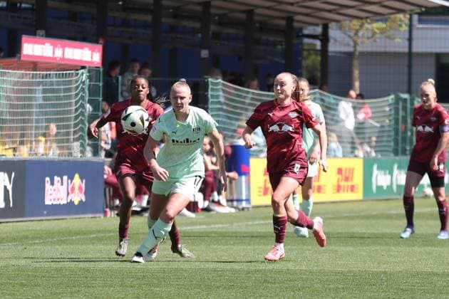 1. Bundesliga Frauen: RB Leipzig vs. SGS Essen, 26.04.25 Annalena Rieke (17, SGS Essen) zwischen Lydia Andrade (17, RB Leipzig) und Lou-Ann Joly (6, RB Leipzig). Fußball, Google Pixel Frauen-Bundesliga, Saison 2024 2025, 20. Spieltag: RB Leipzig vs. SGS Essen am 26.04.25, RB-Akademie Cottaweg. DFB REGULATIONS PROHIBIT ANY USE OF PHOTOGRAPHS AS IMAGE SEQUENCES AND OR QUASI-VIDEO. Copyright: xBEAUTIFULxSPORTS JanxKaeferx