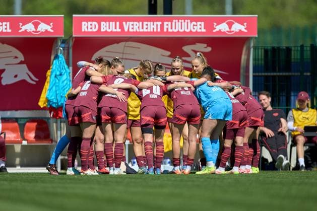 26.04.2025, GER, Frauenfußball, BL, 2024 2025, RB Leipzig - SGS Essen Mannschaftskreis, RB leipzig, vorm Spiel Leipzig Trainingszentrum der Roten Bulle Sachsen Deutschland