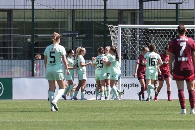 1. Bundesliga Frauen: RB Leipzig vs. SGS Essen, 26.04.25 Tor-Jubel bei SGS Essen nach dem Treffer zur 0:2-Führung. Fußball, Google Pixel Frauen-Bundesliga, Saison 2024 2025, 20. Spieltag: RB Leipzig vs. SGS Essen am 26.04.25, RB-Akademie Cottaweg. DFB REGULATIONS PROHIBIT ANY USE OF PHOTOGRAPHS AS IMAGE SEQUENCES AND OR QUASI-VIDEO. Copyright: xBEAUTIFULxSPORTS JanxKaeferx