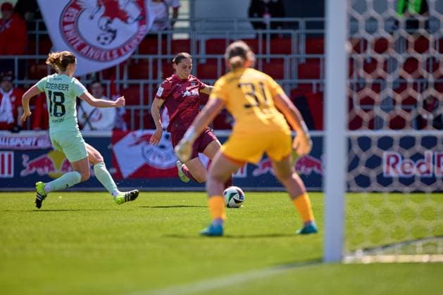 26.04.2025, GER, Frauenfußball, BL, 2024 2025, RB Leipzig - SGS Essen Giovanna Hoffmann (7, RB Leipzig), Aktion, mit Ball, Torschuss, Flanke Leipzig Trainingszentrum der Roten Bulle Sachsen Deutschland