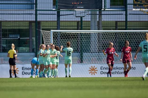 26.04.2025, GER, Frauenfußball, BL, 2024 2025, RB Leipzig - SGS Essen Mannschaft, SGS Essen, Jubel nach 2:0 Leipzig Trainingszentrum der Roten Bulle Sachsen Deutschland