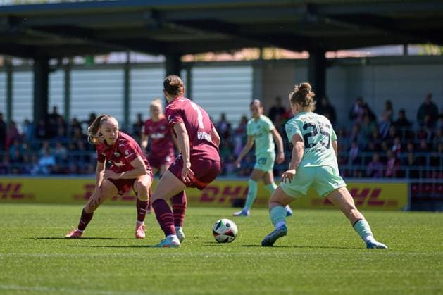 26.04.2025, GER, Frauenfußball, BL, 2024 2025, RB Leipzig - SGS Essen Giovanna Hoffmann (7, RB Leipzig), im Zweikampf um den Ball Leipzig Trainingszentrum der Roten Bulle Sachsen Deutschland