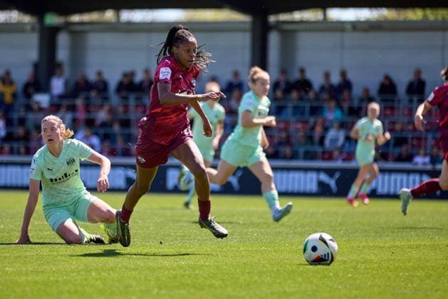 26.04.2025, GER, Frauenfußball, BL, 2024 2025, RB Leipzig - SGS Essen Lydia Andrade (17, RB Leipzig). Aktion, im Sprint, mit Ball Leipzig Trainingszentrum der Roten Bulle Sachsen Deutschland