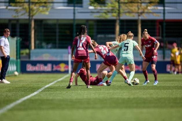 26.04.2025, GER, Frauenfußball, BL, 2024 2025, RB Leipzig - SGS Essen Kampf um den Ball Leipzig Trainingszentrum der Roten Bulle Sachsen Deutschland