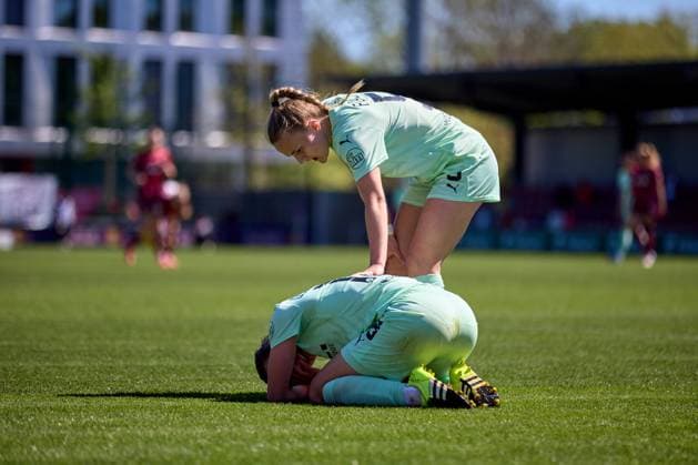 26.04.2025, GER, Frauenfußball, BL, 2024 2025, RB Leipzig - SGS Essen Lena Ostermeier (18, SGS Essen), nach Treffer mit Ball im Gesicht am Boden Leipzig Trainingszentrum der Roten Bulle Sachsen Deutschland
