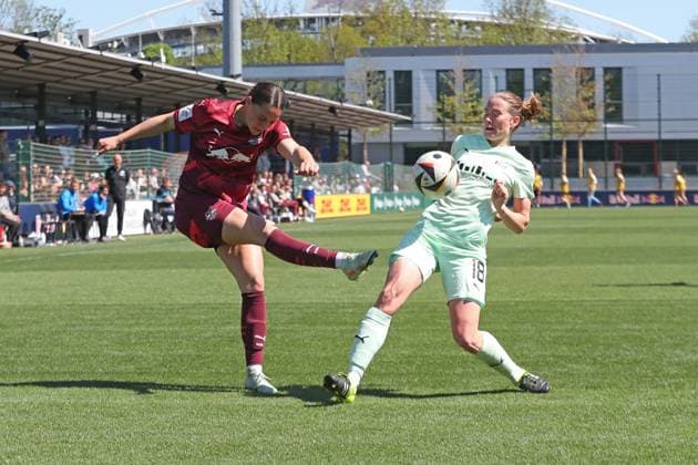 1. Bundesliga Frauen: RB Leipzig vs. SGS Essen, 26.04.25 Giovanna Hoffmann (7, RB Leipzig) gegen Lena Ostermeier (18, SGS Essen). Fußball, Google Pixel Frauen-Bundesliga, Saison 2024 2025, 20. Spieltag: RB Leipzig vs. SGS Essen am 26.04.25, RB-Akademie Cottaweg. DFB REGULATIONS PROHIBIT ANY USE OF PHOTOGRAPHS AS IMAGE SEQUENCES AND OR QUASI-VIDEO. Copyright: xBEAUTIFULxSPORTS JanxKaeferx