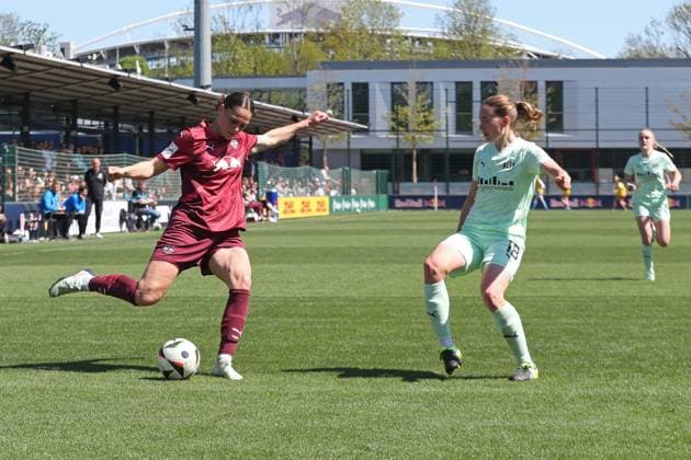 1. Bundesliga Frauen: RB Leipzig vs. SGS Essen, 26.04.25 Giovanna Hoffmann (7, RB Leipzig) holt zur Flanke aus, neben Lena Ostermeier (18, SGS Essen). Fußball, Google Pixel Frauen-Bundesliga, Saison 2024 2025, 20. Spieltag: RB Leipzig vs. SGS Essen am 26.04.25, RB-Akademie Cottaweg. DFB REGULATIONS PROHIBIT ANY USE OF PHOTOGRAPHS AS IMAGE SEQUENCES AND OR QUASI-VIDEO. Copyright: xBEAUTIFULxSPORTS JanxKaeferx