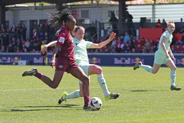 1. Bundesliga Frauen: RB Leipzig vs. SGS Essen, 26.04.25 Lydia Andrade (17, RB Leipzig) holt zum Schuss aus. Fußball, Google Pixel Frauen-Bundesliga, Saison 2024 2025, 20. Spieltag: RB Leipzig vs. SGS Essen am 26.04.25, RB-Akademie Cottaweg. DFB REGULATIONS PROHIBIT ANY USE OF PHOTOGRAPHS AS IMAGE SEQUENCES AND OR QUASI-VIDEO. Copyright: xBEAUTIFULxSPORTS JanxKaeferx