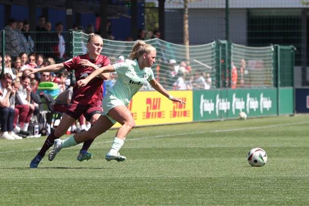 1. Bundesliga Frauen: RB Leipzig vs. SGS Essen, 26.04.25 Julie Terlinden (2, SGS Essen) vor Victoria Krug (20, RB Leipzig). Fußball, Google Pixel Frauen-Bundesliga, Saison 2024 2025, 20. Spieltag: RB Leipzig vs. SGS Essen am 26.04.25, RB-Akademie Cottaweg. DFB REGULATIONS PROHIBIT ANY USE OF PHOTOGRAPHS AS IMAGE SEQUENCES AND OR QUASI-VIDEO. Copyright: xBEAUTIFULxSPORTS JanxKaeferx