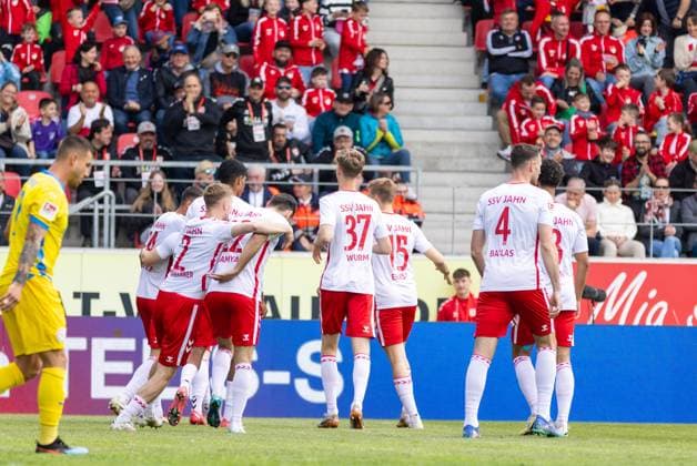 26.04.2025, Fussball, GER, Saison, 2.Liga, Saision 2024 2025, 31. Spieltag, SSV Jahn Regensburg - Eintracht Braunschweig Jubel nach dem 1:0 durch Robin Ziegele (SSV Jahn Regensburg) DFL REGULATIONS PROHIBIT ANY USE OF PHOTOGRAPHS AS IMAGE SEQUENCES AND OR QUASI-VIDEO.