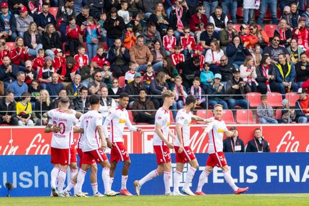 26.04.2025, Fussball, GER, Saison, 2.Liga, Saision 2024 2025, 31. Spieltag, SSV Jahn Regensburg - Eintracht Braunschweig Jubel nach dem 1:0 durch Robin Ziegele (SSV Jahn Regensburg) DFL REGULATIONS PROHIBIT ANY USE OF PHOTOGRAPHS AS IMAGE SEQUENCES AND OR QUASI-VIDEO.