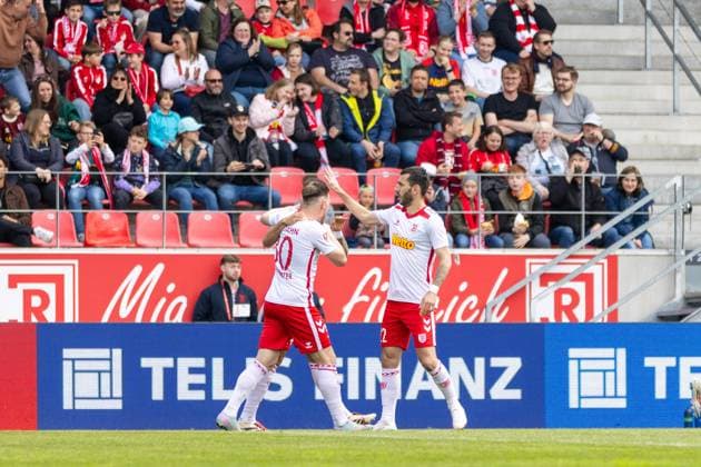 26.04.2025, Fussball, GER, Saison, 2.Liga, Saision 2024 2025, 31. Spieltag, SSV Jahn Regensburg - Eintracht Braunschweig Jubel nach dem 1:0 durch Robin Ziegele (SSV Jahn Regensburg) DFL REGULATIONS PROHIBIT ANY USE OF PHOTOGRAPHS AS IMAGE SEQUENCES AND OR QUASI-VIDEO.