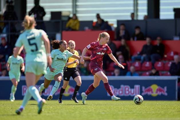 26.04.2025, GER, Frauenfußball, BL, 2024 2025, RB Leipzig - SGS Essen Emilia Asgeirsdottir (8, RB Leipzig), Freisteller, Aktion mit Ball Leipzig Trainingszentrum der Roten Bulle Sachsen Deutschland