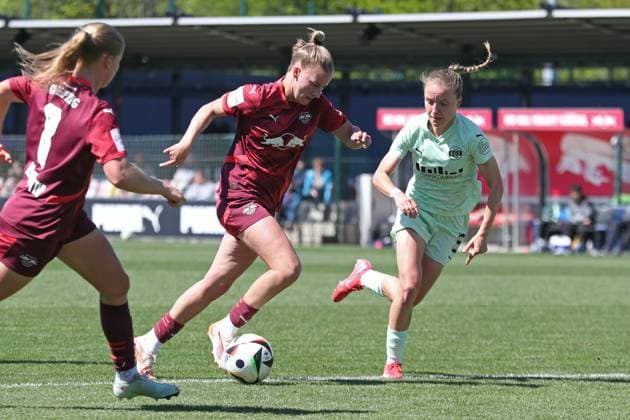 1. Bundesliga Frauen: RB Leipzig vs. SGS Essen, 26.04.25 Marlene Müller (27, RB Leipzig) gegen Beke Sterner (19, SGS Essen). Fußball, Google Pixel Frauen-Bundesliga, Saison 2024 2025, 20. Spieltag: RB Leipzig vs. SGS Essen am 26.04.25, RB-Akademie Cottaweg. DFB REGULATIONS PROHIBIT ANY USE OF PHOTOGRAPHS AS IMAGE SEQUENCES AND OR QUASI-VIDEO. Copyright: xBEAUTIFULxSPORTS JanxKaeferx