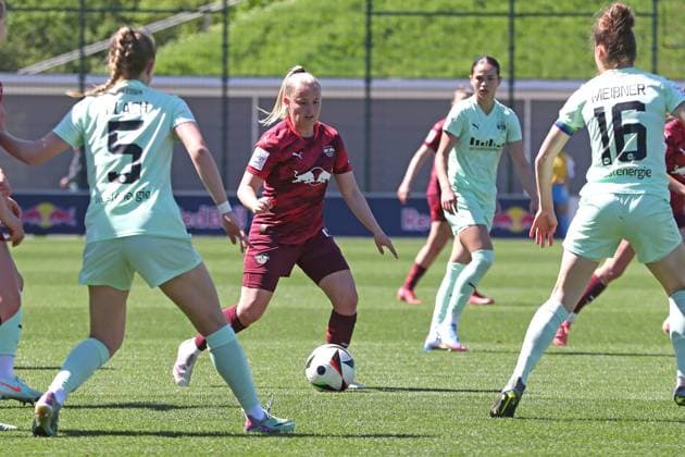 1. Bundesliga Frauen: RB Leipzig vs. SGS Essen, 26.04.25 Vanessa Fudalla (10, RB Leipzig) am Ball. Fußball, Google Pixel Frauen-Bundesliga, Saison 2024 2025, 20. Spieltag: RB Leipzig vs. SGS Essen am 26.04.25, RB-Akademie Cottaweg. DFB REGULATIONS PROHIBIT ANY USE OF PHOTOGRAPHS AS IMAGE SEQUENCES AND OR QUASI-VIDEO. Copyright: xBEAUTIFULxSPORTS JanxKaeferx