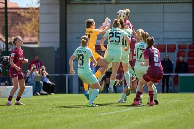 26.04.2025, GER, Frauenfußball, BL, 2024 2025, RB Leipzig - SGS Essen Torraumszene Leipzig Trainingszentrum der Roten Bulle Sachsen Deutschland
