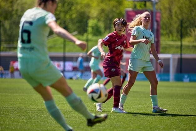 26.04.2025, GER, Frauenfußball, BL, 2024 2025, RB Leipzig - SGS Essen Mai Kadowaki (15, RB Leipzig), blickt auf den Ball Leipzig Trainingszentrum der Roten Bulle Sachsen Deutschland